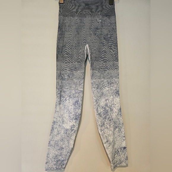 Lululemon Size 4 Ebb To Train Tight Luna Blue Black White Wash Cropped Leggings - Picture 7 of 12